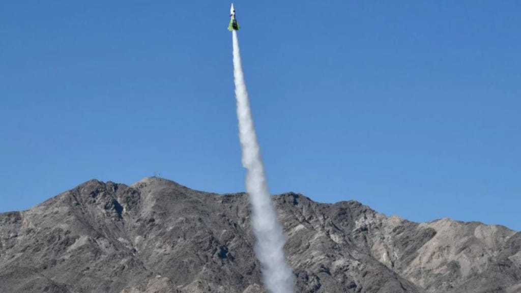 Mike Hughes lança foguetão para "provar" que Terra é plana
