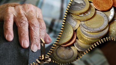 Governo aprova aumento extraordinário de 6 ou 10 euros nas pensões a partir de agosto - TVI