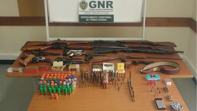 GNR apanha arsenal de armas em casa de homem de 79 anos - TVI