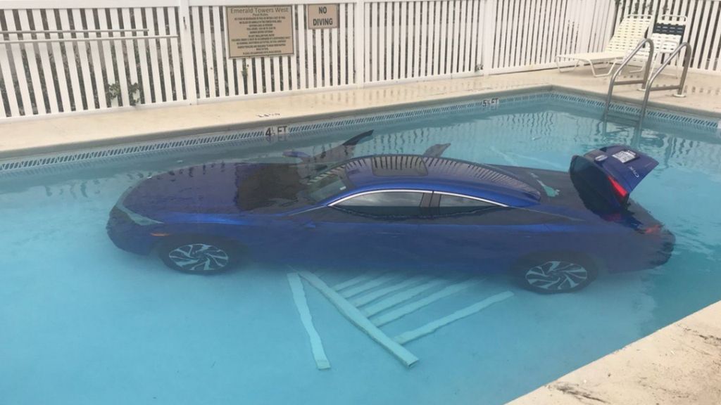 Mulher esquece-se de acionar travão de mãe e carro cai na piscina