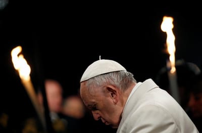 Papa reza "ainda em choque" depois do "terrível incêndio" em Notre-Dame - TVI