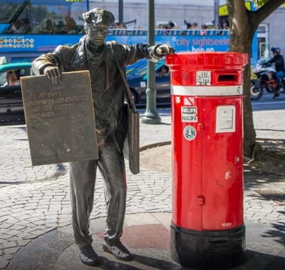 Turista alemã derruba estátua enquanto tira uma selfie no Porto - TVI