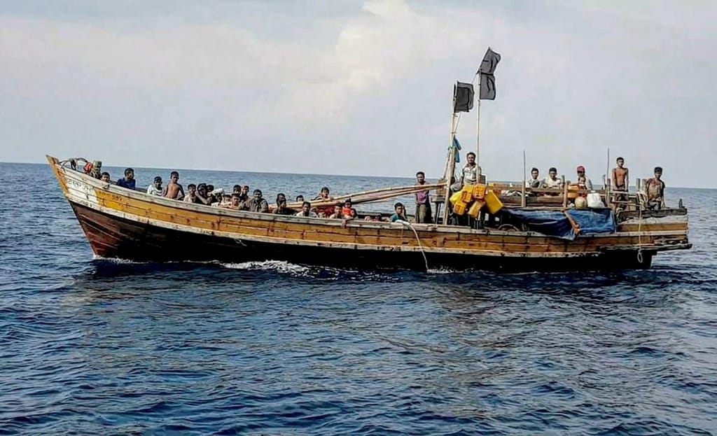 Embarcação com 56 rohingya resgatada na Malásia