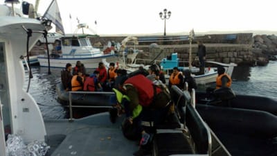 Polícia Marítima resgata 82 migrantes, incluindo 32 crianças - TVI