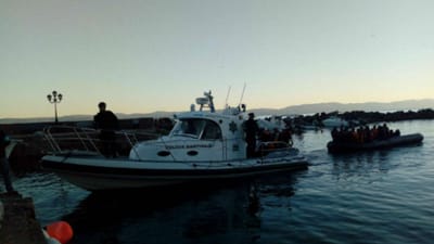 Polícia Marítima portuguesa resgata 29 migrantes na Grécia - TVI