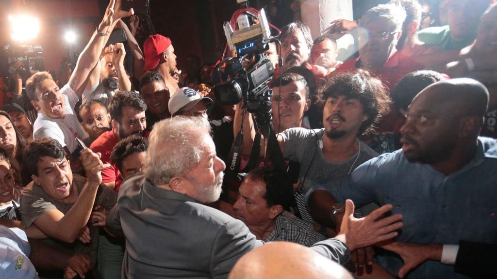 Lula da Silva entrega-se à Polícia Federal
