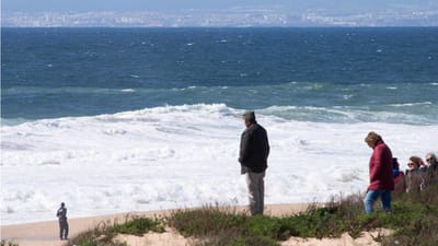 Objeto estranho leva a encerramento de praia na ilha de São Miguel - TVI
