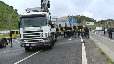 Trânsito reaberto na VCI no Porto seis horas depois de despiste de camião - TVI