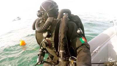 Bomba da II Guerra descoberta e destruída por mergulhadores portugueses - TVI