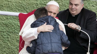“O meu pai está no céu?”. O que responde o Papa a um menino que perdeu o pai ateu - TVI