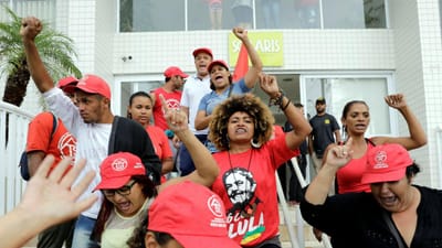 Apoiantes de Lula ocupam triplex de luxo "do" ex-presidente - TVI