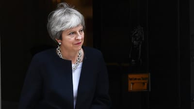 Theresa May acusa críticos de minarem interesse nacional - TVI