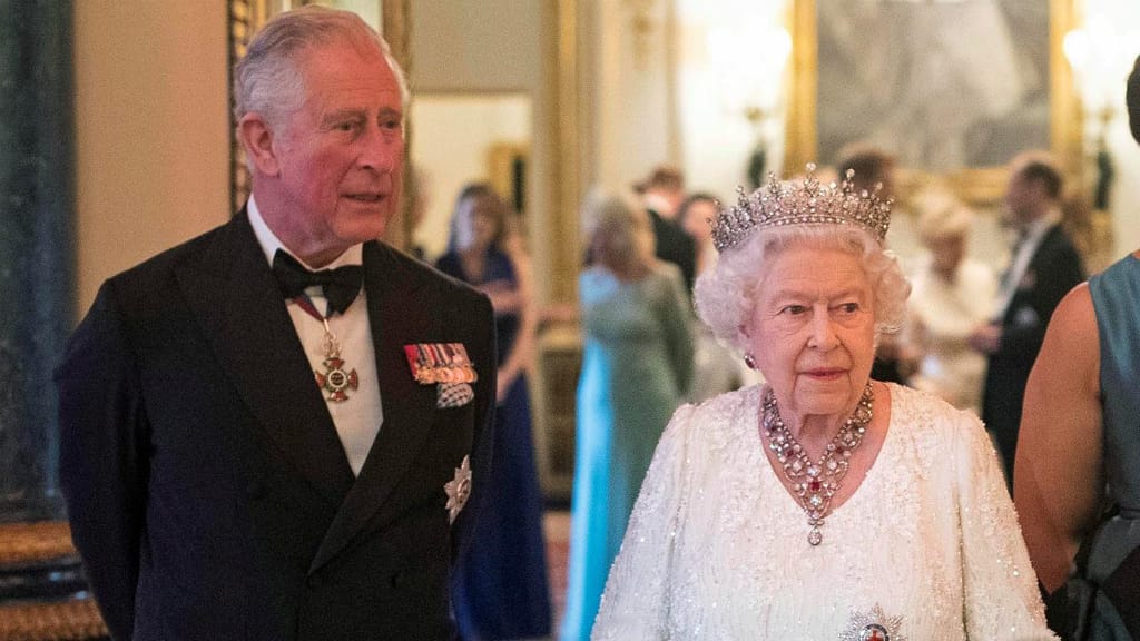 Príncipe Carlos e rainha Isabel II