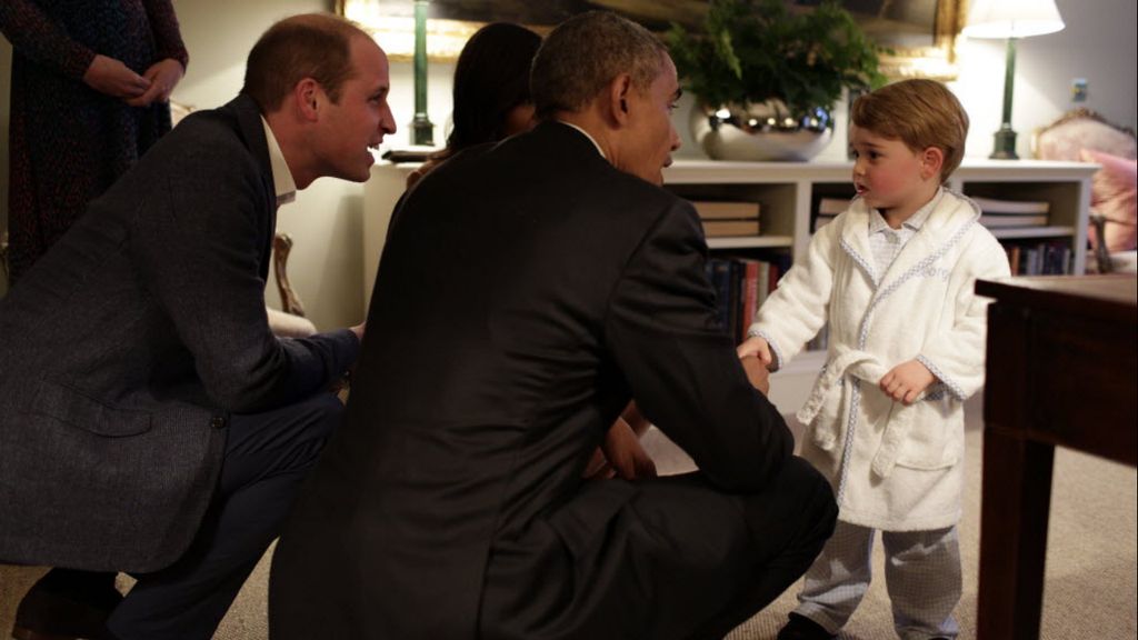Príncipe George aperta a mão a Barack Obama