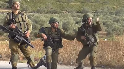 Soldado israelita dispara sobre palestiniano e é apanhado a festejar - TVI
