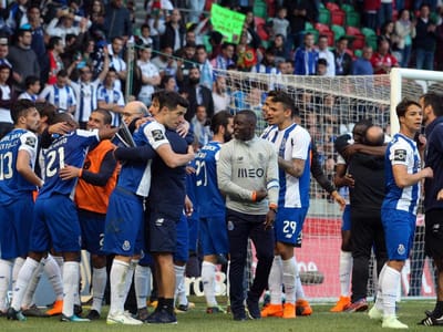 VÍDEO: A «roda» do FC Porto após o jogo da consagração - TVI