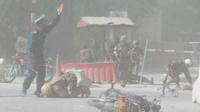 Forte explosão e tiros no centro do Cabul - TVI