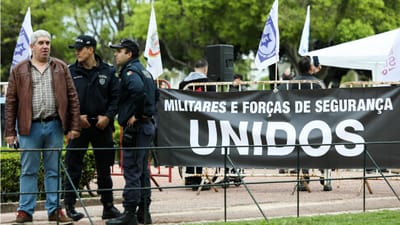 Carreiras levam polícias e militares a assentar arraiais frente à Presidência - TVI