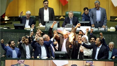 Deputados iranianos incendeiam bandeira dos EUA no parlamento - TVI