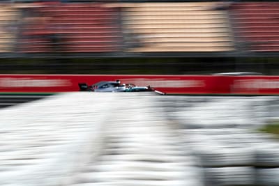 Hamilton volta à pole em Espanha com dobradinha da Mercedes - TVI