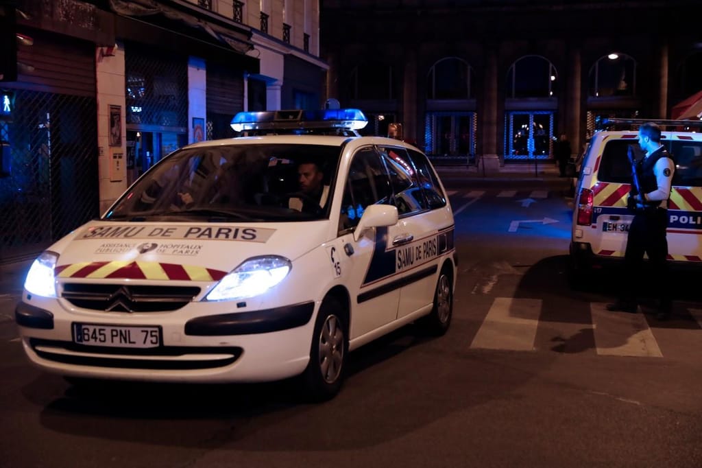 Ataque à faca em Paris