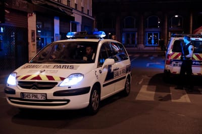 Duas mulheres detidas na sequência de atentado à facada em Paris - TVI