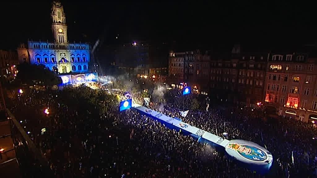 Milhares de pessoas festejam título do FC Porto nos Aliados