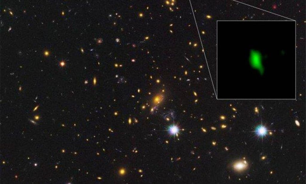Distribuição de oxigénio detetada pelo telescópio ALMA na galáxia MACS1149-JD1 surge a verde na imagem