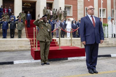 Ministro considera "excelente notícia" nomeação de novo embaixador angolano - TVI