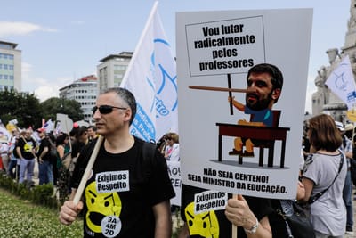 Milhares de professores em protesto admitem greve ainda este ano letivo - TVI