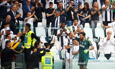 VÍDEO: um estádio em lágrimas no momento do adeus de Buffon - TVI