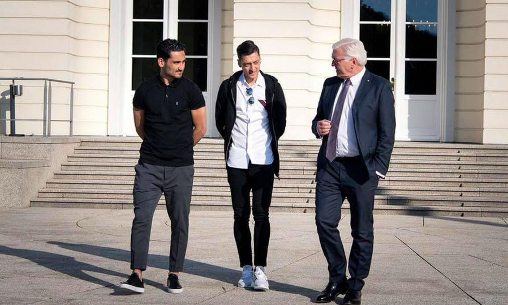 Gündogan e Özil foram recebidos pelo presidente da Alemanha