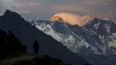 Autoridades removem 11 mil quilos de lixo e recuperam quatro corpos no Evereste - TVI