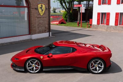 Ferrari SP38: um modelo feito à medida na casa de Maranello - TVI