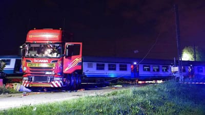 Pelo menos dois mortos em colisão entre comboio e camião - TVI