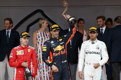 Lewis Hamilton acredita numa luta a três pelo título na F1 - TVI