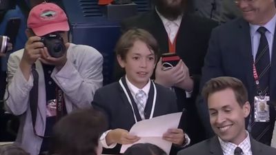 A pergunta do menino de 13 anos que abalou assessora de Trump - TVI