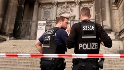 Polícia alemã dispara sobre homem na catedral de Berlim - TVI
