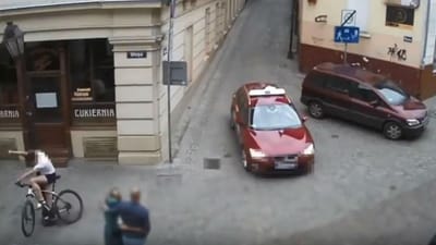 Ciclista escapa por milímetros a carro (mas, depois, o poste não se moveu) - TVI