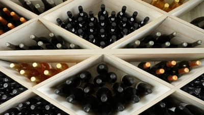 Roubaram 150 garrafas de vinho avaliadas em 600 mil euros por buraco de 50 cm - TVI