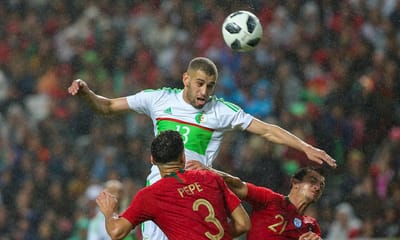 VÍDEO: árbitro manda repetir penálti e Slimani dá vitória à Argélia - TVI