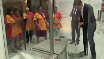 Primeiro-ministro holandês "apanhado" a limpar chão do Parlamento - TVI