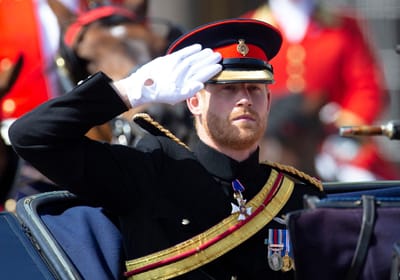 Família real não vai usar uniforme militar no funeral de Philip "para evitar envergonhar Harry" - TVI