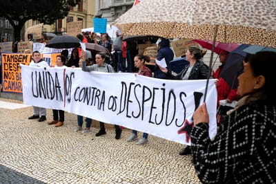 Dezenas de manifestantes denunciam despejos em bairros camários do Porto - TVI