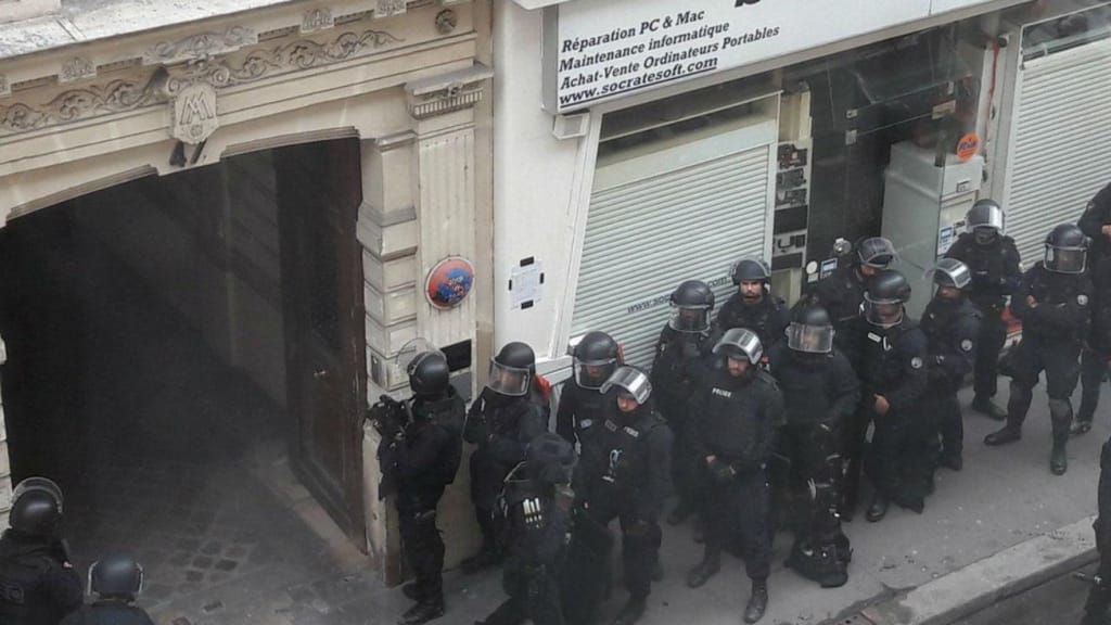 Brigada de Intervenção Rápida no local da tomada de reféns em Paris