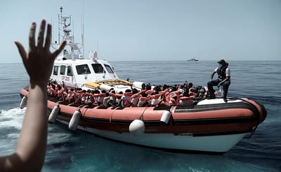 França vai acolher migrantes do navio "Aquarius" - TVI