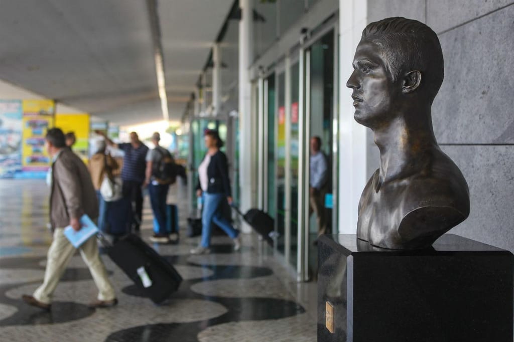 Novo busto de Ronaldo no aeroporto