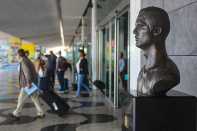 Há um novo busto de Ronaldo no aeroporto da Madeira (e ninguém foi avisado) - TVI