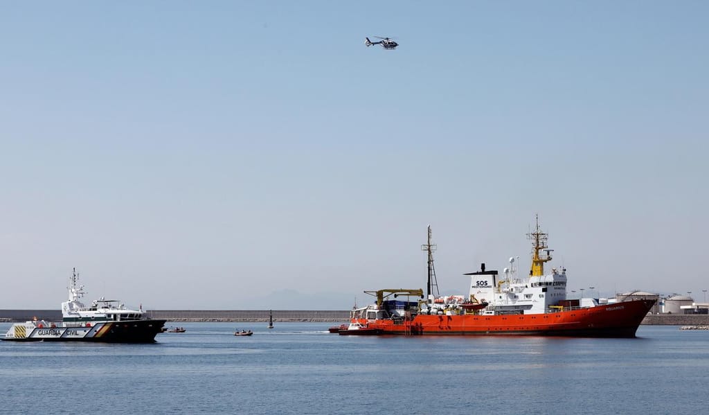 Migrantes recolhidos pela frota Aquarius chegam ao porto espanhol de Valência