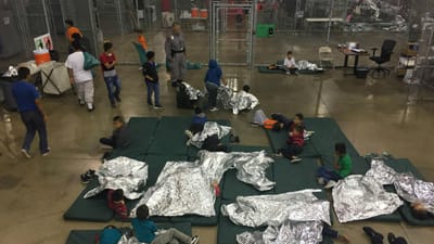 EUA devolvem 522 crianças migrantes que tinham sido separadas dos pais - TVI
